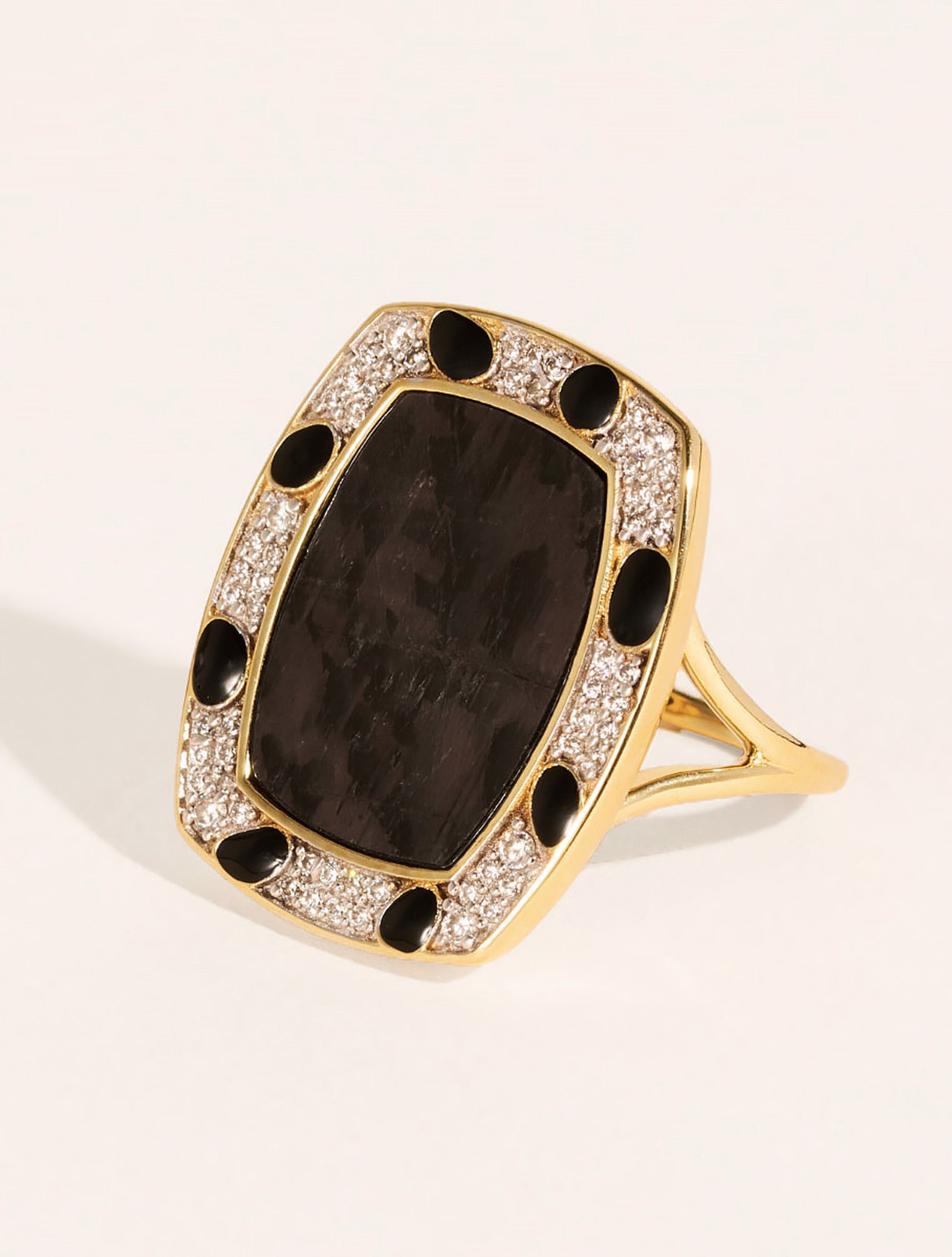 Bague Artistique Années 70 - Sculpture De 2 Mains En Laiton Doré Et Onyx - Taille 53