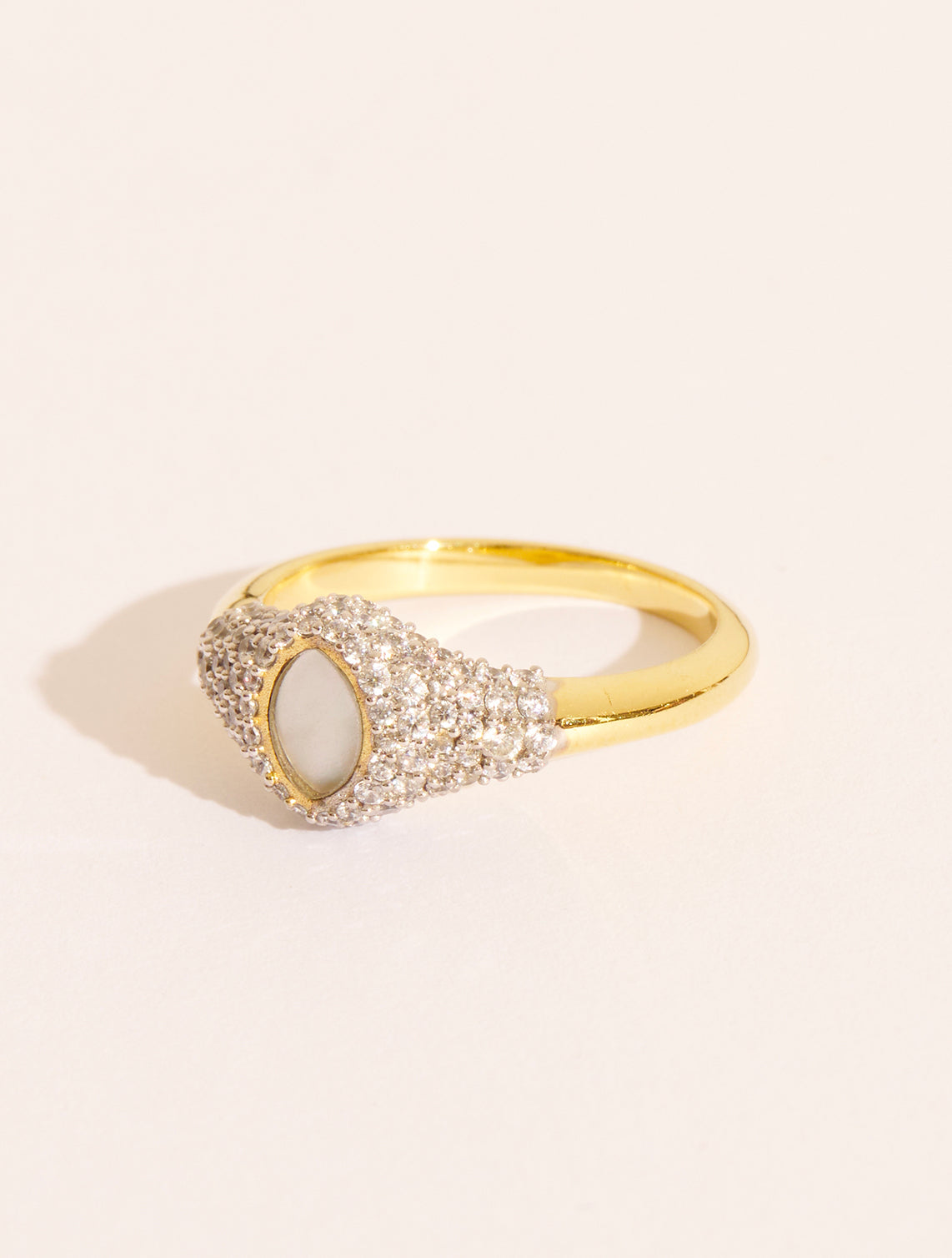 Bague_gigi_nacre_pierre_blanche