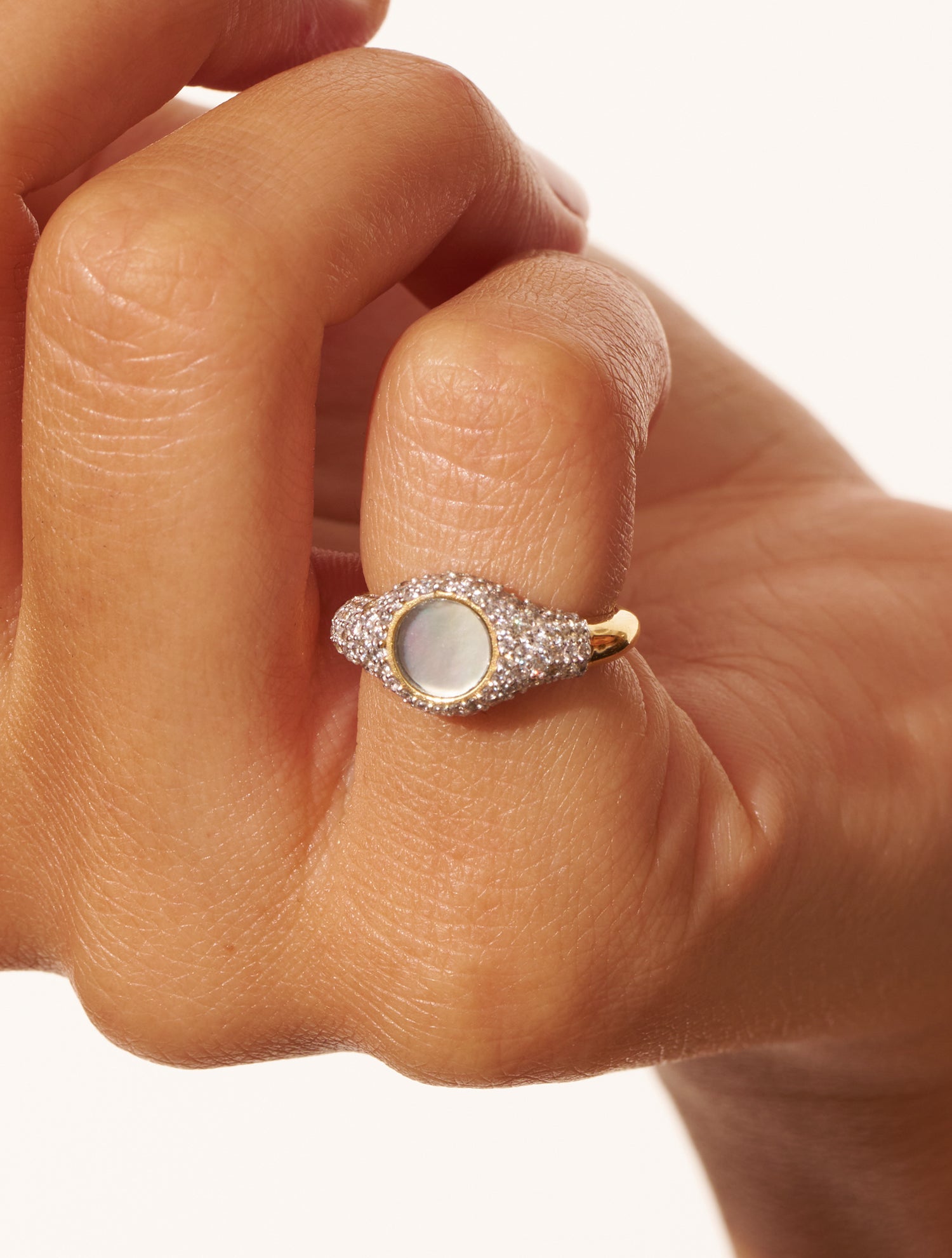 Bague_sunny_nacre_bijou_dore_pierre_blanche