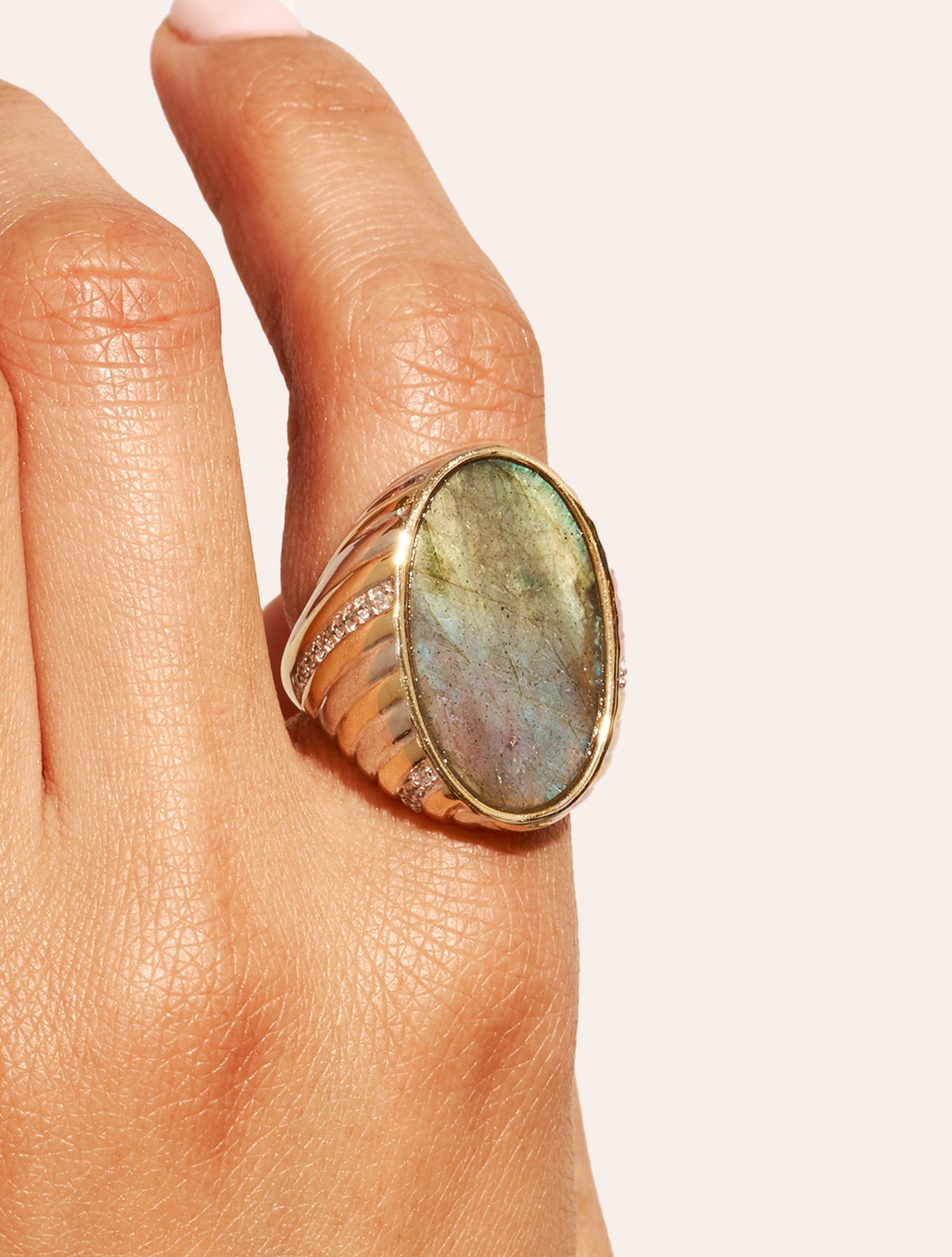 Amara Ring - Labradorite