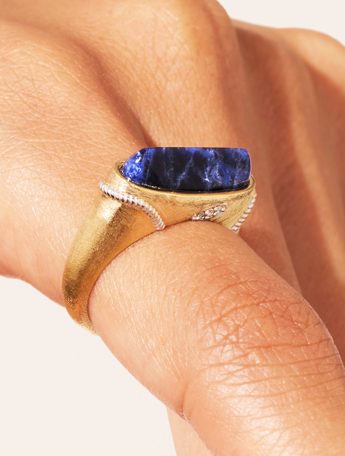 Bague Zag Lima acier doré onyx Bague Zag Lima acier doré onyx