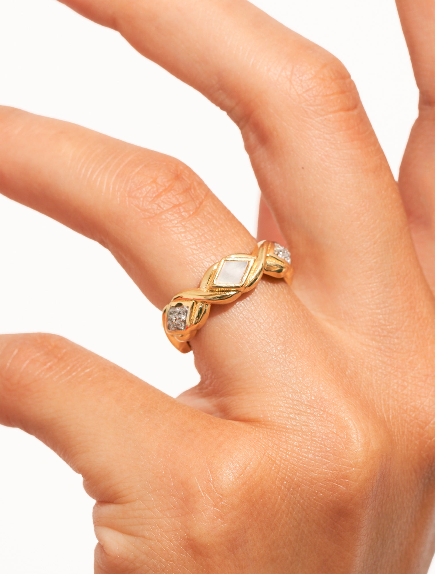 Sani Nacre Ring Be Maad Thin & delicate ring in 18K gold