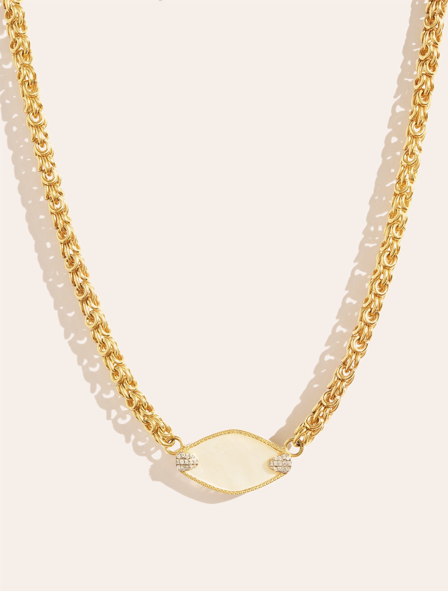 Collier Mayan Nacre | Be Maad - Collier délicat en laiton doré à l'or fin 18K