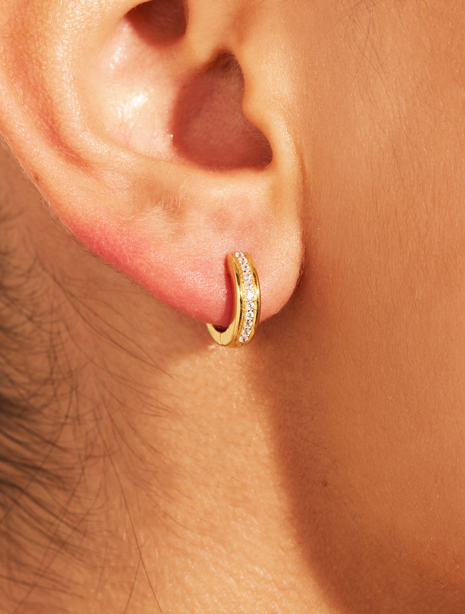 Mini Créoles Rive D'or striées - Zircons blancs