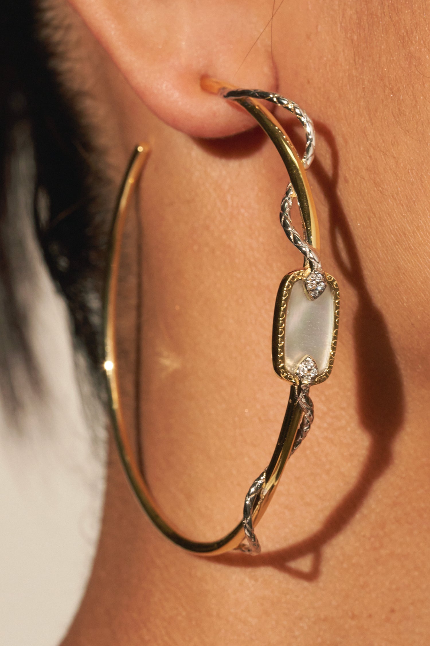 Boucles doreilles_dorees_blanches_creoles_nacres