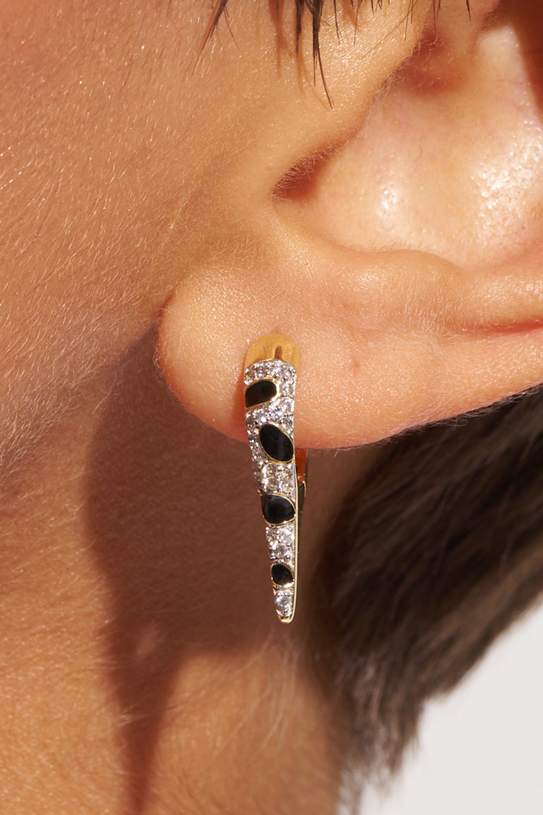 Boucles_doreilles_dorees_noires_zirconiums_blancs