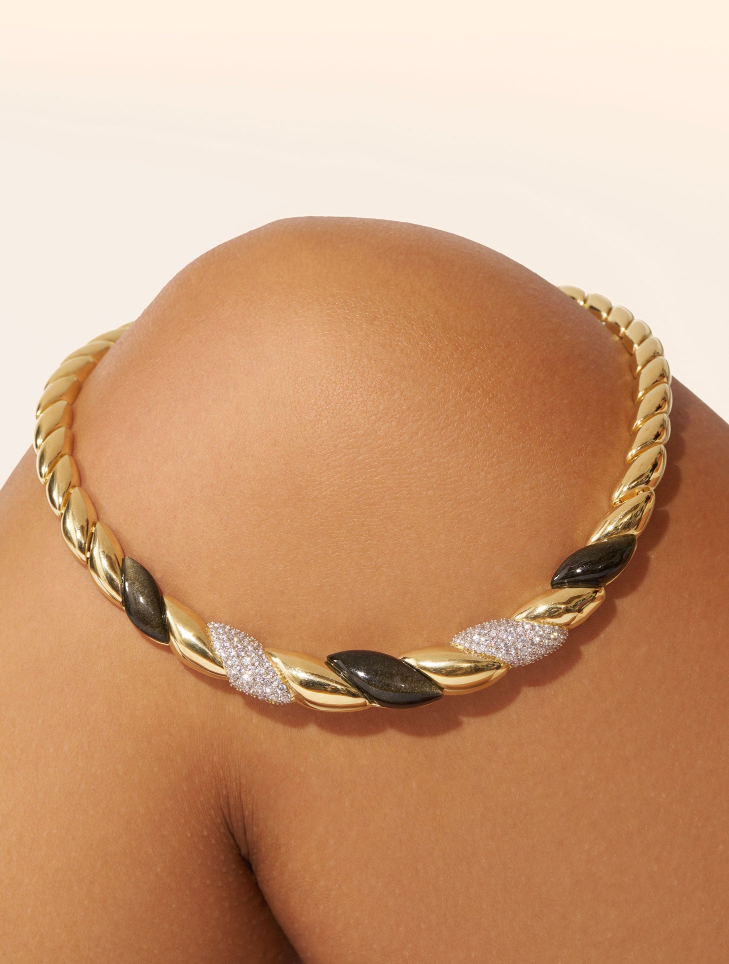 Collier_rigide_dore_noir_obsidienne_doree
